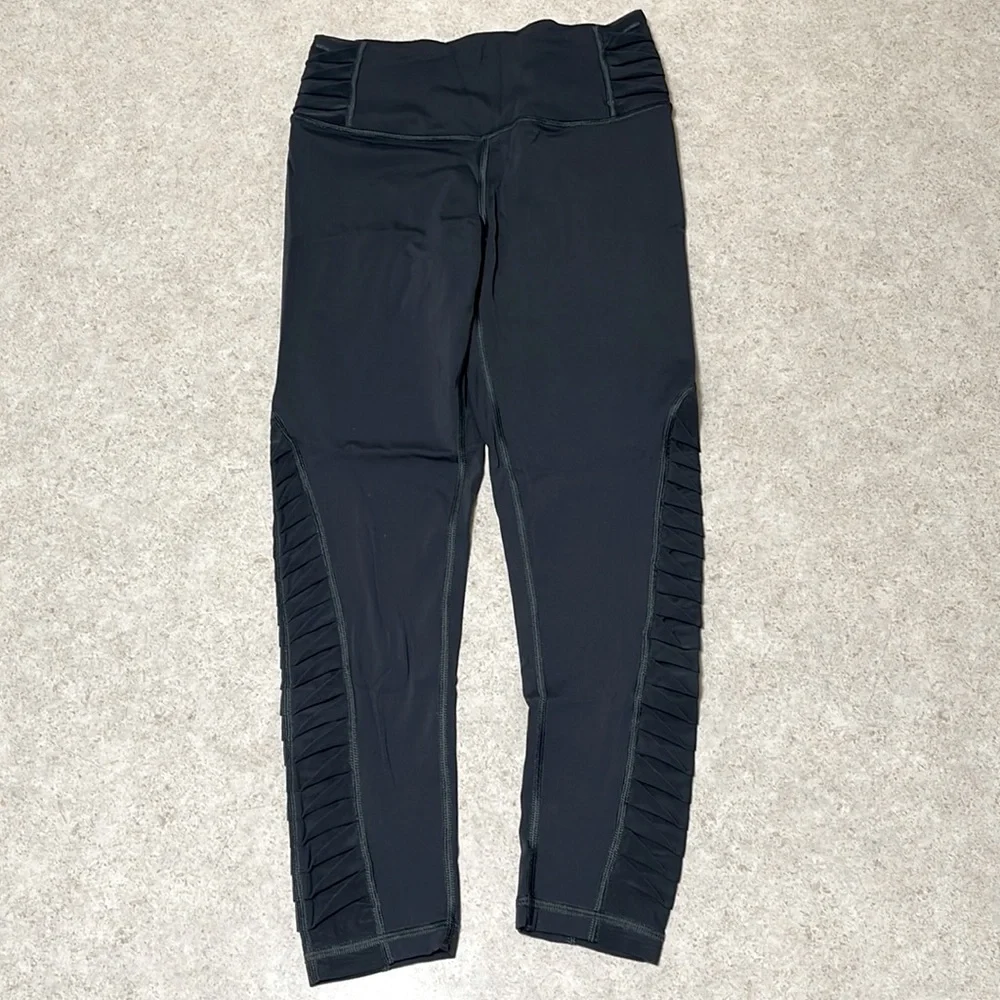 VICTORIA SPORT TOTAL KNOCKOUT SHORT GRAY LASER CUT CAPRI LENGTH LEGGINGS - Picture 2 of 11